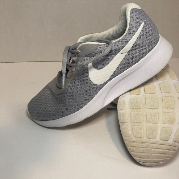 Nike Tanjun Running Shoe Grey/White Women's Size 7 Foam Sole Cushion Mesh like - Picture 11 of 12